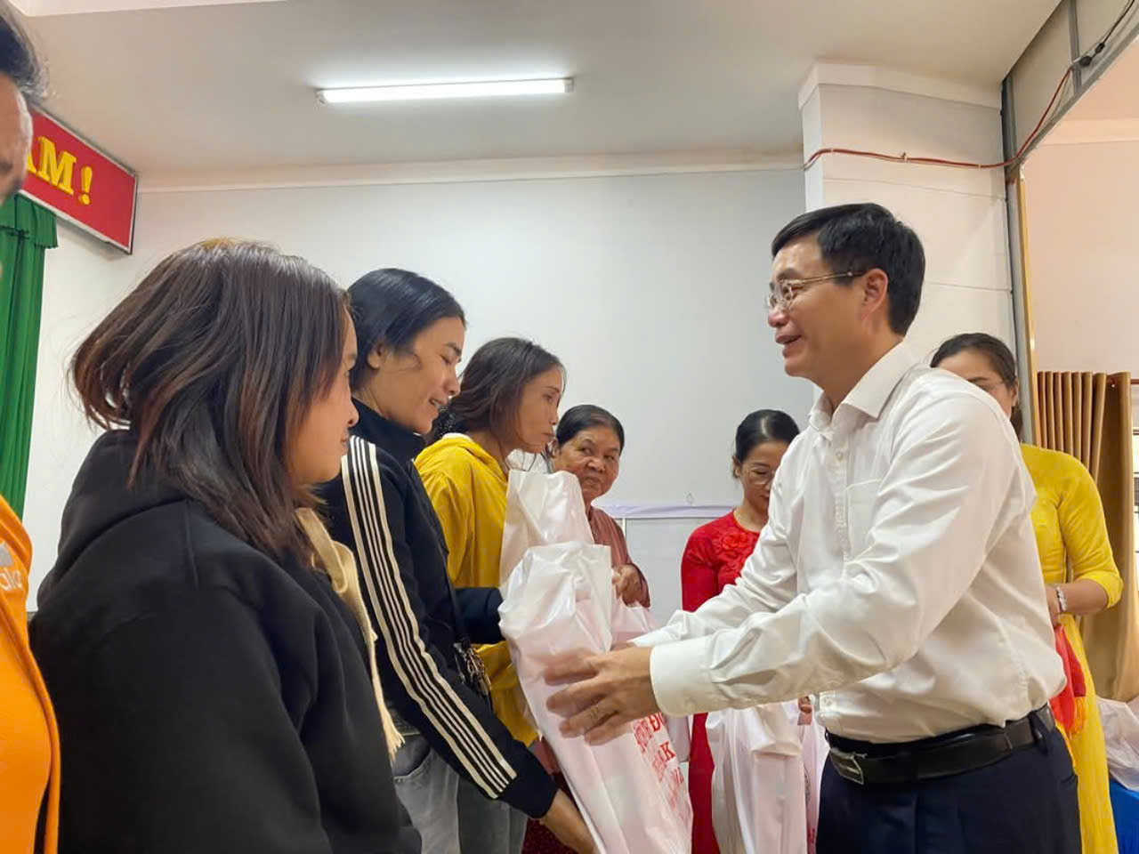 Bí thư tỉnh ủy tặng quà